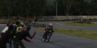 120 Pembalap Ramaikan Kejurda Moto Prix di Pasir Panjang ADU CEPAT. Para pembalap saling adu kecepatan dalam Kejurda Moto Prix Putaran 1 di Sirkuit Taman Pasir Panjang Indah Kota Singkawang, Minggu (8/4). Ocsya Ade CP-RK