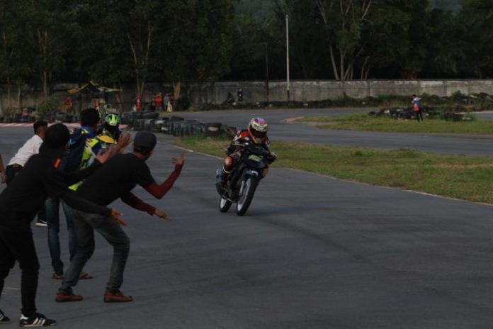 ADU CEPAT. Para pembalap saling adu kecepatan dalam Kejurda Moto Prix Putaran 1 di Sirkuit Taman Pasir Panjang Indah Kota Singkawang, Minggu (8/4). Ocsya Ade CP-RK