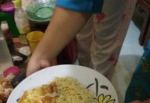 Mengakibatkan Sakit Serius dan Ganggu Pertumbuhan Anak JADI LAUK. Salah seorang warga mengkonsumsi mie instan bersama nasi dan lauk lainnya, kemarin. Suci Nurdini Setiowati-RK