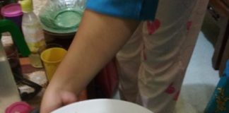 Mengakibatkan Sakit Serius dan Ganggu Pertumbuhan Anak JADI LAUK. Salah seorang warga mengkonsumsi mie instan bersama nasi dan lauk lainnya, kemarin. Suci Nurdini Setiowati-RK