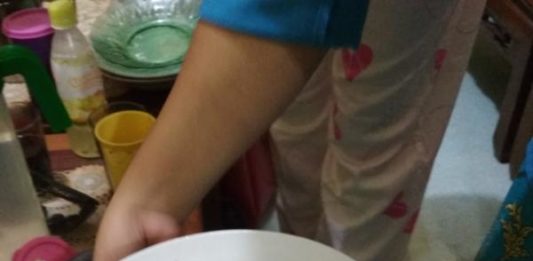 Mengakibatkan Sakit Serius dan Ganggu Pertumbuhan Anak JADI LAUK. Salah seorang warga mengkonsumsi mie instan bersama nasi dan lauk lainnya, kemarin. Suci Nurdini Setiowati-RK