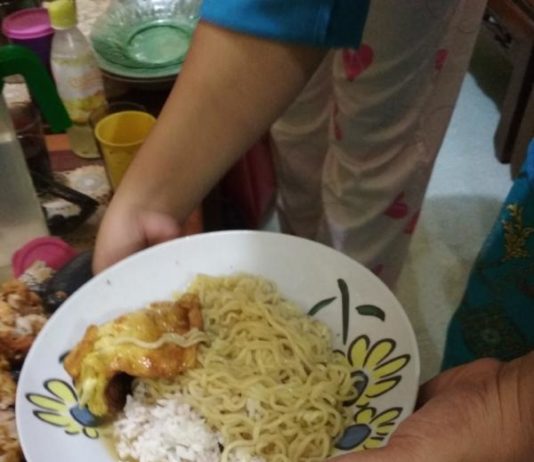 Mengakibatkan Sakit Serius dan Ganggu Pertumbuhan Anak JADI LAUK. Salah seorang warga mengkonsumsi mie instan bersama nasi dan lauk lainnya, kemarin. Suci Nurdini Setiowati-RK