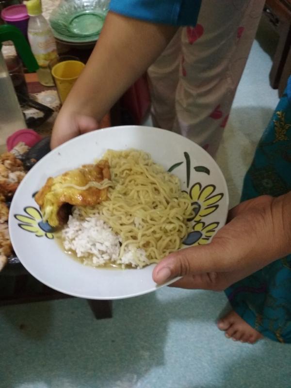 JADI LAUK. Salah seorang warga mengkonsumsi mie instan bersama nasi dan lauk lainnya, kemarin. Suci Nurdini Setiowati-RK