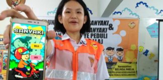 Tanpa Basic Programer, Belinda Ciptakan Hanya Dua Minggu JUARA NASIONAL. Belinda Phelia memperlihatkan game ‘Sanyaki’ ciptaannya yang mendapat juara III tingkat nasional dan penghargaan Kementerian Perhubungan, Minggu (8/4). Gusnadi-RK