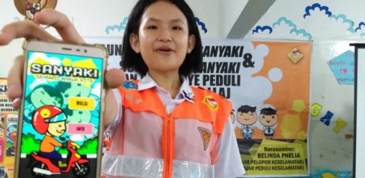 Tanpa Basic Programer, Belinda Ciptakan Hanya Dua Minggu JUARA NASIONAL. Belinda Phelia memperlihatkan game ‘Sanyaki’ ciptaannya yang mendapat juara III tingkat nasional dan penghargaan Kementerian Perhubungan, Minggu (8/4). Gusnadi-RK