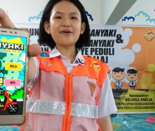 Tanpa Basic Programer, Belinda Ciptakan Hanya Dua Minggu JUARA NASIONAL. Belinda Phelia memperlihatkan game ‘Sanyaki’ ciptaannya yang mendapat juara III tingkat nasional dan penghargaan Kementerian Perhubungan, Minggu (8/4). Gusnadi-RK