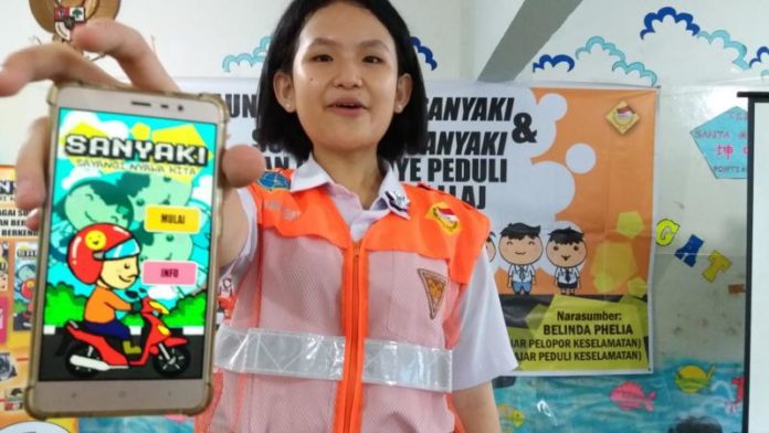 JUARA NASIONAL. Belinda Phelia memperlihatkan game ‘Sanyaki’ ciptaannya yang mendapat juara III tingkat nasional dan penghargaan Kementerian Perhubungan, Minggu (8/4). Gusnadi-RK