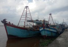 Tembakan ke Udara, Hentikan 2 Kapal Vietnam KAPAL PENCURI IKAN. Dua kapal asal Vietnam pencuri ikan di perairan Indonesia diamankan di dermaga Stasiun PSDKP Pontianak, Jumat (27/4). Ambrosius Junius-RK