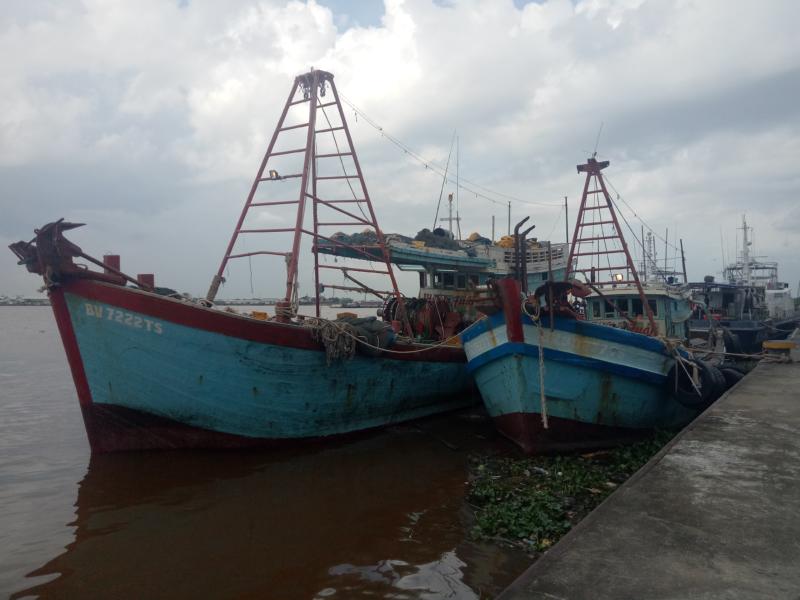 KAPAL PENCURI IKAN. Dua kapal asal Vietnam pencuri ikan di perairan Indonesia diamankan di dermaga Stasiun PSDKP Pontianak, Jumat (27/4). Ambrosius Junius-RK