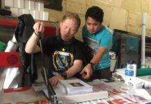 Pilkada, Percetakan Lokal Sepi Orderan KERJAKAN PESANAN. Owner Deepositive, Ilham (kaos biru) dan karyawannya mengerjakan pesanan pelanggan di Jalan Putri Candramidi, Senin (16/4). Nova Sari-RK