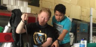 Pilkada, Percetakan Lokal Sepi Orderan KERJAKAN PESANAN. Owner Deepositive, Ilham (kaos biru) dan karyawannya mengerjakan pesanan pelanggan di Jalan Putri Candramidi, Senin (16/4). Nova Sari-RK