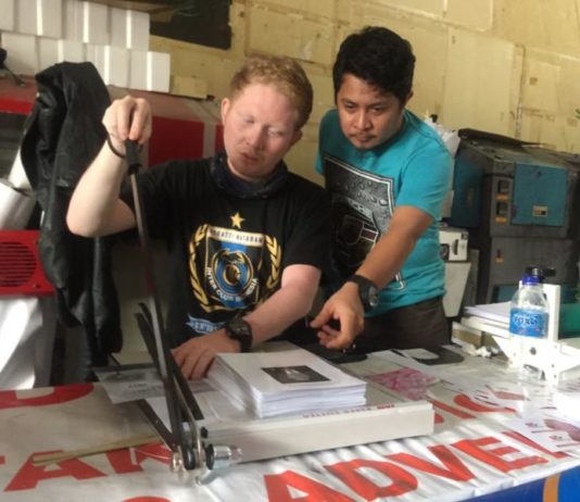 Pilkada, Percetakan Lokal Sepi Orderan KERJAKAN PESANAN. Owner Deepositive, Ilham (kaos biru) dan karyawannya mengerjakan pesanan pelanggan di Jalan Putri Candramidi, Senin (16/4). Nova Sari-RK