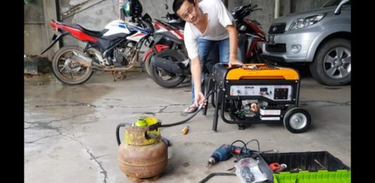 BBM Hampir Rembas, Ciptakan Amin Ben-Gas KONVERTER KIT ABG. Amin memasang alat konverter kit ABG untuk mesin genset, Sabtu (7/4). Amin for RK