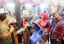 Stan Kalbar Selalu Dikunjungi Warga Jepang KUNJUNGI STAN. Ketua Dekranasda Kalbar TitaKadarsari (kerudung biru) mengunjungi stan Kabupaten Sambas di kegiatan Inacraft 2018 di JCC Assembly Hall Jakarta, Rabu (25/4). Rizka Nanda-RK