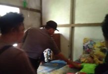 Diduga Depresi, Andika Coba Bunuh Diri Korban yang menggunakan kaos hijau setelah dibaringkan usai diturunkan dari tali yang sempat menggantungnya di bagian dapur rumahnya---Hariyanto For Rakyat Kalbar