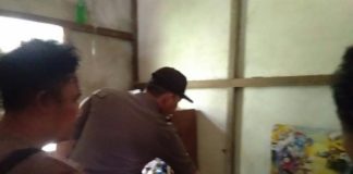 Diduga Depresi, Andika Coba Bunuh Diri Korban yang menggunakan kaos hijau setelah dibaringkan usai diturunkan dari tali yang sempat menggantungnya di bagian dapur rumahnya---Hariyanto For Rakyat Kalbar