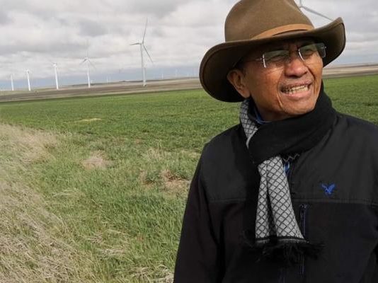 Percaya Penuh Pada Pilot LADANG GANDUM. Dahlan Iskan di ladang gandum di pedesaan Amerika menjelang panen, Kamis (26/4). Admin disway.id for Rakyat Kalbar