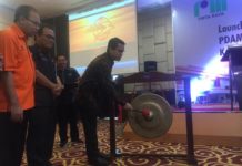 Bayar PDAM dan PBB Kubu Raya LAUCHING. Direktur Jasa Keuangan PT. Pos Indonesia, Ihwan Sutardiyanta, memukul gong saat launching Layanan Pembayaran PDAM dan PBB Kubu Raya yang digelar di Hotel Mercure Pontianak, Selasa (17/4). Nova Sari-RK