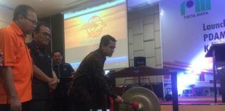 Bayar PDAM dan PBB Kubu Raya LAUCHING. Direktur Jasa Keuangan PT. Pos Indonesia, Ihwan Sutardiyanta, memukul gong saat launching Layanan Pembayaran PDAM dan PBB Kubu Raya yang digelar di Hotel Mercure Pontianak, Selasa (17/4). Nova Sari-RK