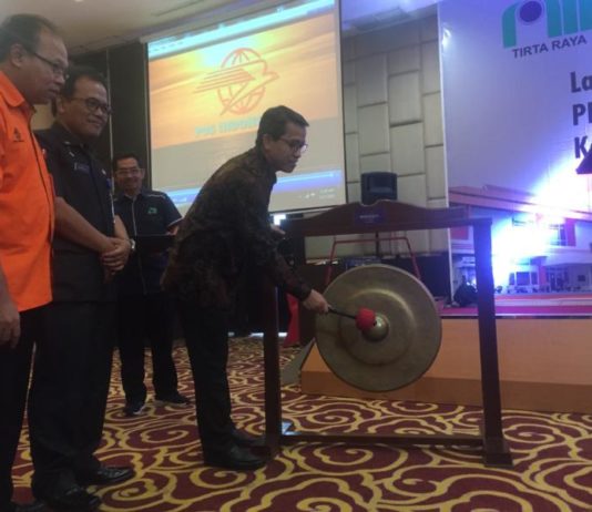 Bayar PDAM dan PBB Kubu Raya LAUCHING. Direktur Jasa Keuangan PT. Pos Indonesia, Ihwan Sutardiyanta, memukul gong saat launching Layanan Pembayaran PDAM dan PBB Kubu Raya yang digelar di Hotel Mercure Pontianak, Selasa (17/4). Nova Sari-RK