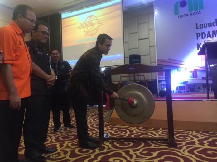 LAUCHING. Direktur Jasa Keuangan PT. Pos Indonesia, Ihwan Sutardiyanta, memukul gong saat launching Layanan Pembayaran PDAM dan PBB Kubu Raya yang digelar di Hotel Mercure Pontianak, Selasa (17/4). Nova Sari-RK