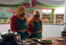Konsumsi Ikan Meningkatkan Kecerdasan LOMBA MASAK. Peserta lomba masak berbahan dasar ikan di aula rumah jabatan Wali Kota Pontianak, Kamis (5/4). Humas Pemkot for RK