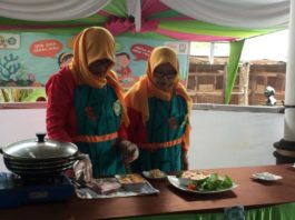 LOMBA MASAK. Peserta lomba masak berbahan dasar ikan di aula rumah jabatan Wali Kota Pontianak, Kamis (5/4). Humas Pemkot for RK