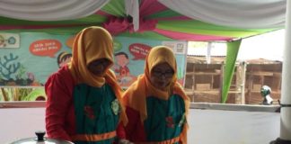 Konsumsi Ikan Meningkatkan Kecerdasan LOMBA MASAK. Peserta lomba masak berbahan dasar ikan di aula rumah jabatan Wali Kota Pontianak, Kamis (5/4). Humas Pemkot for RK