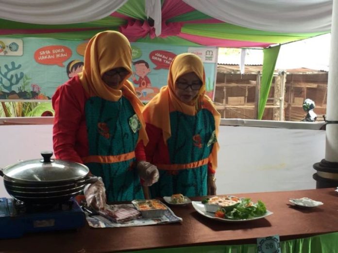 LOMBA MASAK. Peserta lomba masak berbahan dasar ikan di aula rumah jabatan Wali Kota Pontianak, Kamis (5/4). Humas Pemkot for RK