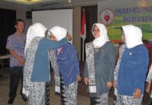 Ketua IBI Kalbar Hj Rosdiana Gantikan Alm. Hj Yusniati PELANTIKAN. Tumina Wiratnoko memasangkan kalung kepada PD Baru IBI Kalbar Urai Rosdiana di Hotel Orchad Ayani Pontianak, Sabtu (24/4). Maulidi Murni-RK