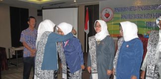 Ketua IBI Kalbar Hj Rosdiana Gantikan Alm. Hj Yusniati PELANTIKAN. Tumina Wiratnoko memasangkan kalung kepada PD Baru IBI Kalbar Urai Rosdiana di Hotel Orchad Ayani Pontianak, Sabtu (24/4). Maulidi Murni-RK