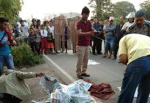 Jasad Tikut Tergeletak di Pinggir Jalan PEMBUNUHAN. Petugas kepolisian melakukan olah tempat kejadian perkara di Jalan Budi Utomo Kecamatan Pontianak Utara, Selasa (3/4). Polsek Pontianak Utara for RK