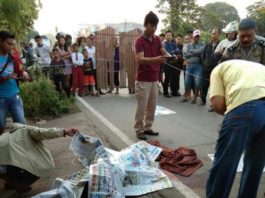 Jasad Tikut Tergeletak di Pinggir Jalan PEMBUNUHAN. Petugas kepolisian melakukan olah tempat kejadian perkara di Jalan Budi Utomo Kecamatan Pontianak Utara, Selasa (3/4). Polsek Pontianak Utara for RK