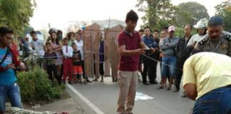 Jasad Tikut Tergeletak di Pinggir Jalan PEMBUNUHAN. Petugas kepolisian melakukan olah tempat kejadian perkara di Jalan Budi Utomo Kecamatan Pontianak Utara, Selasa (3/4). Polsek Pontianak Utara for RK