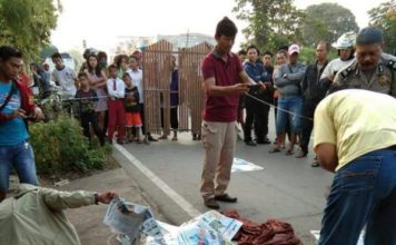 Jasad Tikut Tergeletak di Pinggir Jalan PEMBUNUHAN. Petugas kepolisian melakukan olah tempat kejadian perkara di Jalan Budi Utomo Kecamatan Pontianak Utara, Selasa (3/4). Polsek Pontianak Utara for RK