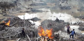 Polisi Amankan 18 Tersangka PETI. Polres Singkawang memusnahkan mesin dompeng dengan cara dibakar dalam penertiban PETI, belum lama ini. Humas Polres Singkawang for RK