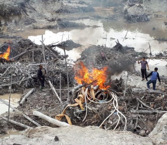 Polisi Amankan 18 Tersangka PETI. Polres Singkawang memusnahkan mesin dompeng dengan cara dibakar dalam penertiban PETI, belum lama ini. Humas Polres Singkawang for RK