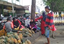 Pilih Gelar Lapak di Pinggir Jalan, Walau Risiko Dirazia Satpol PP