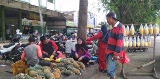 Pilih Gelar Lapak di Pinggir Jalan, Walau Risiko Dirazia Satpol PP