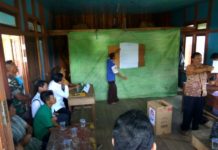 Menang-Kalah Jangan Jadi Permasalahan PILKADES. AM Nasir didampingi AKBP Imam Riyadi memantau langsung proses perhitungan suara Pilkades di Desa Jaras Kecamatan Putussibau Selatan, Rabu (4/4). Andreas-RK