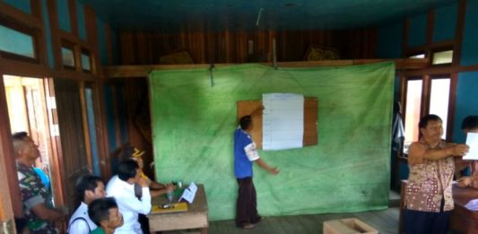 Menang-Kalah Jangan Jadi Permasalahan PILKADES. AM Nasir didampingi AKBP Imam Riyadi memantau langsung proses perhitungan suara Pilkades di Desa Jaras Kecamatan Putussibau Selatan, Rabu (4/4). Andreas-RK