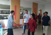 Karolin Janji Tingkatkan Ekonomi Kerakyatan MEDIA VISIT. Cagub Kalbar, Karolin Margret Natasa menyalami Wadir Harian Rakyat Kalbar, Jailani Kasno ketika bertandang ke dapur redaksi, Senin (16/4) sore—Ocsya Ade CP