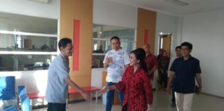 Karolin Janji Tingkatkan Ekonomi Kerakyatan MEDIA VISIT. Cagub Kalbar, Karolin Margret Natasa menyalami Wadir Harian Rakyat Kalbar, Jailani Kasno ketika bertandang ke dapur redaksi, Senin (16/4) sore—Ocsya Ade CP