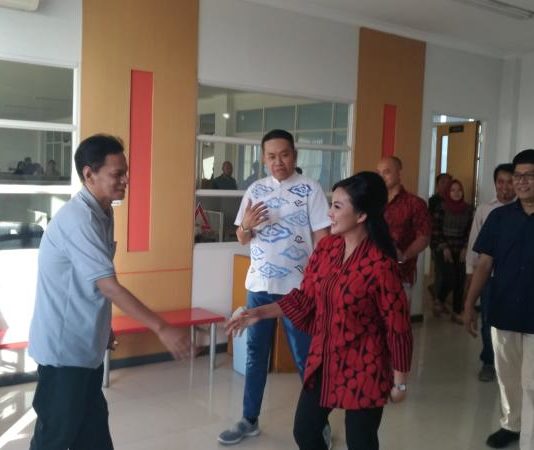 Karolin Janji Tingkatkan Ekonomi Kerakyatan MEDIA VISIT. Cagub Kalbar, Karolin Margret Natasa menyalami Wadir Harian Rakyat Kalbar, Jailani Kasno ketika bertandang ke dapur redaksi, Senin (16/4) sore—Ocsya Ade CP