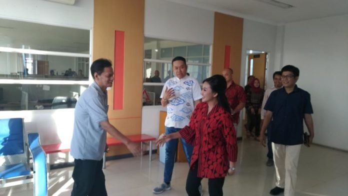 MEDIA VISIT. Cagub Kalbar, Karolin Margret Natasa menyalami Wadir Harian Rakyat Kalbar, Jailani Kasno ketika bertandang ke dapur redaksi, Senin (16/4) sore—Ocsya Ade CP