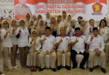 Milton: Masyarakat Banyak Mengeluhkan Infrastruktur RAKORCAB. Milton Crosby berfoto bersama ketika menghadiri Rakorcab Kubu Raya di Hotel Dangau, Sungai Raya, Rabu (4/4). Warga for RK