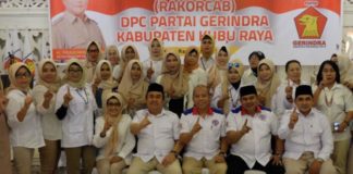 Milton: Masyarakat Banyak Mengeluhkan Infrastruktur RAKORCAB. Milton Crosby berfoto bersama ketika menghadiri Rakorcab Kubu Raya di Hotel Dangau, Sungai Raya, Rabu (4/4). Warga for RK