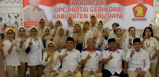 Milton: Masyarakat Banyak Mengeluhkan Infrastruktur RAKORCAB. Milton Crosby berfoto bersama ketika menghadiri Rakorcab Kubu Raya di Hotel Dangau, Sungai Raya, Rabu (4/4). Warga for RK