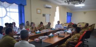 Persiapan Operasional Bandara Internasional Tebelian Sintang Rapat. Bupati Sintang, dr H Jarot Winarno, M.Med.PH memimpin rapat persiapan pemindahan operasional penerbangan dari Bandara Susilo Sintang ke Bandara Tebelian di Kantor Bupati Sintang, Senin (23/4). Humas Pemkab Sintang for Rakyat Kalbar