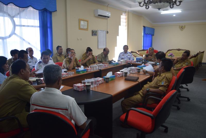 Rapat. Bupati Sintang, dr H Jarot Winarno, M.Med.PH memimpin rapat persiapan pemindahan operasional penerbangan dari Bandara Susilo Sintang ke Bandara Tebelian di Kantor Bupati Sintang, Senin (23/4). Humas Pemkab Sintang for Rakyat Kalbar